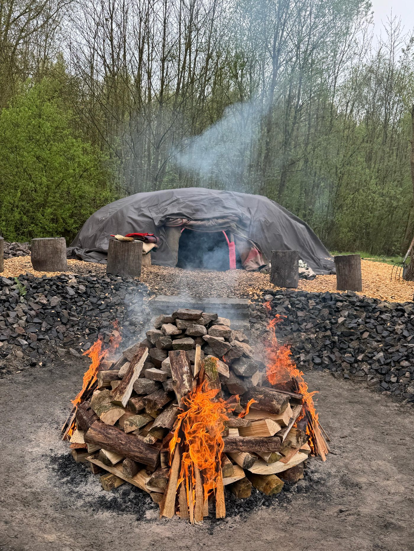 De hut en het startende vuur, klaar voor de ceremonie