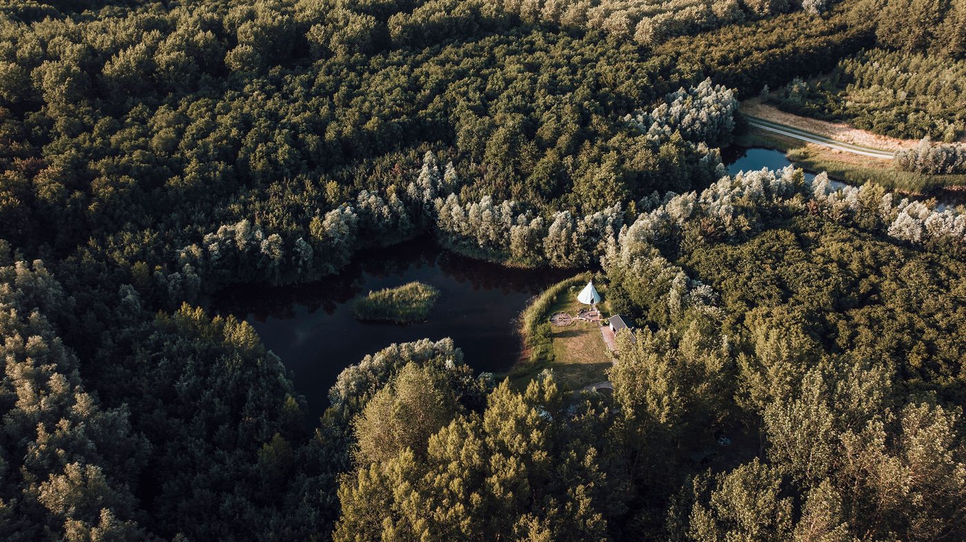 Drone-uitzicht op het Horsterwold met de lodge aan het water